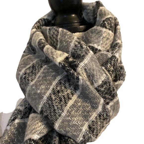 LULLA COLLECTION BY BINDYA Plaid Scarf Gray and Black Plaid Cozy Warm NEW - Picture 2 of 8